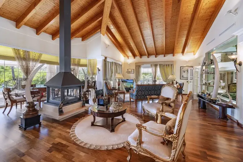 This wonderful finca, for sale near Binissalem, occupies a plot of about 87,000 m2, and features luxurious facilities, including a — photo 7