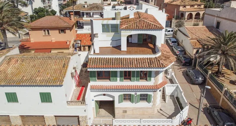 Multi-family house in Ciudad Jardin on the beach - Investment — photo 1