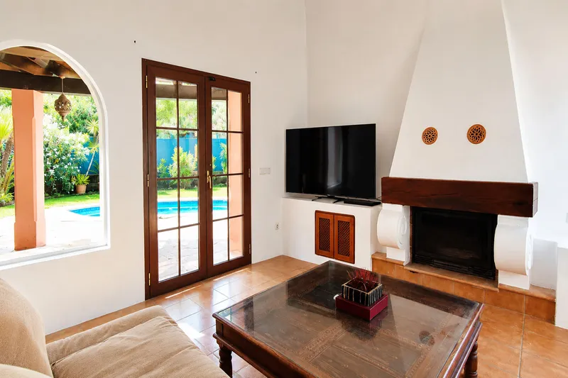 Sunny chalet with private pool in exclusive golf residence — photo 8