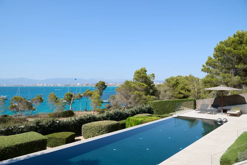 Elegant luxury villa in first sea line in Son Veri Nou — photo 2