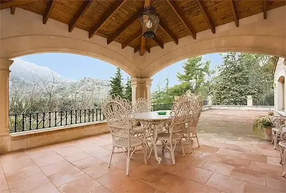 Rustic property in impeccable condition. The main house has: large hall; five bedrooms with en-suite bathroom; one toilet; two living rooms with fireplace, one d — photo 1