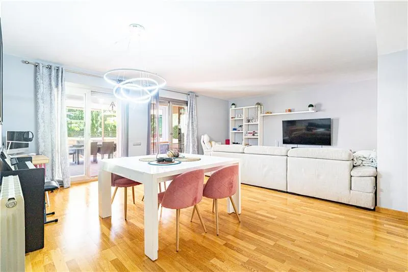 Ground floor flat with a private garden of approx. 263m² in a residential complex with a communal swimming pool — photo 3