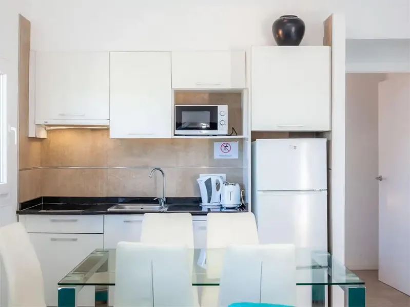 180 m² property with living room, 2 fully equipped kitchens, 4 bedrooms and 2 bathrooms — photo 8