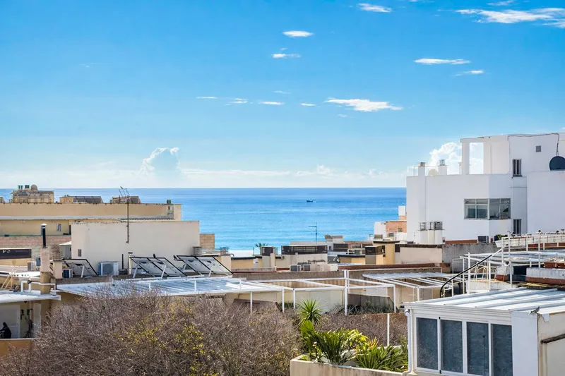 High-quality renovated penthouse in El Molinar for sale with roof terrace — photo 2
