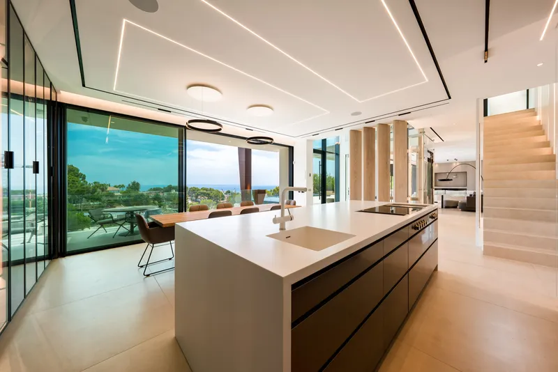 Luxurious designer villa with magnificent sea views — photo 6