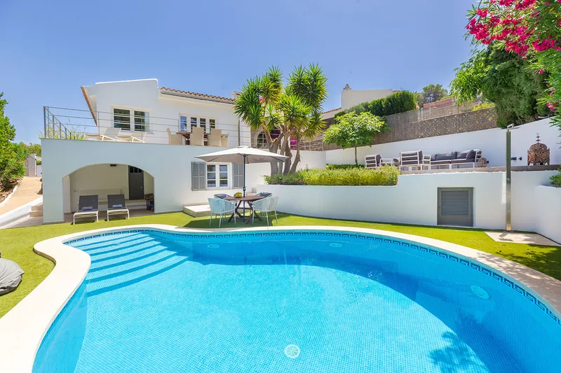 Charming house with Mediterranean flair in a quiet residential area — photo 1
