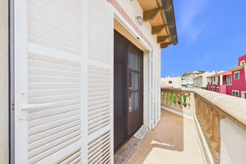 This well-maintained single-family home, located in a quiet area of Cala Ratjada, stands out for its living space of about 226 m² on a — photo 8