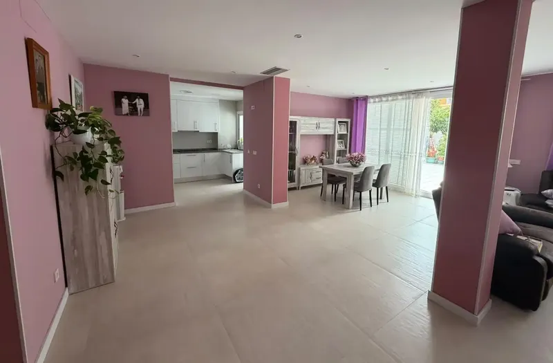 Ofrecemos en venta esta magnífica planta baja de 132 m2 construidos en una parcela de 301m2, situada en Palma, donde el espacio reformado y  — photo 10