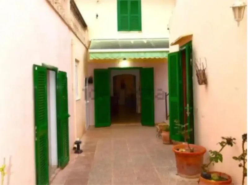 Se vende esta espaciosa y versátil propiedad situada en la encantadora localidad de Petra, que combina comodidad, luminosidad y un gran pote — photo 2