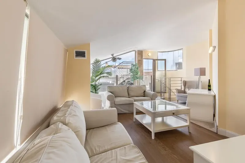 Discover luxury and tranquility in this beautiful penthouse located in the sought-after area of Establiments. The property is sold fully — photo 1