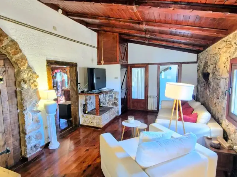 Rustic house for rent with garden, terraces and land in the north of Mallorca, available from September 1, 2026, for long-term rental — photo 4