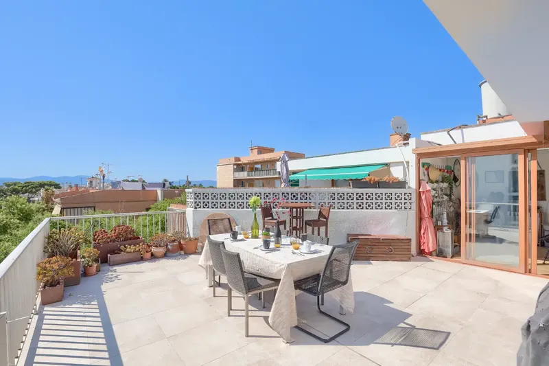 Only 200 meters from the sea, in one of the quietest residential areas of Can Pastilla, this penthouse combines 86 m² built with a spectacular 65 m² terrace full of natural light — more than 150 m² of total space to live, work and enjoy. — photo 6