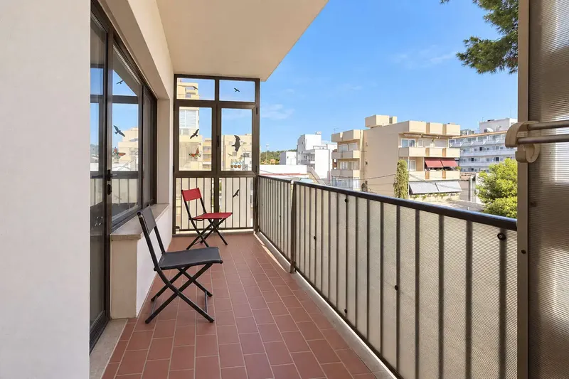 ¡Bienvenidos a Cala Millor! Este atractivo piso de 2 habitaciones, situado en tercera línea de mar, combina la calidad de vida mediterránea — photo 9