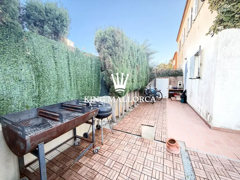 We offer a wonderful semi-detached villa with 3 bedrooms, 2 bathrooms, private pool, parking and large garden. — photo 11