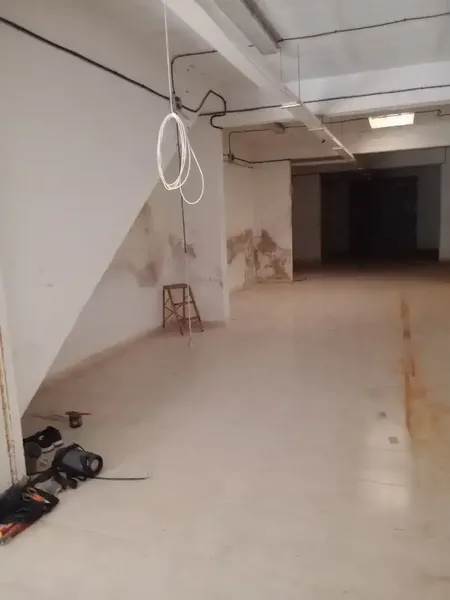 se vende 1 planta junto con un local garage de 102mq buona para inversión o reformar y vivienda.. — photo 1