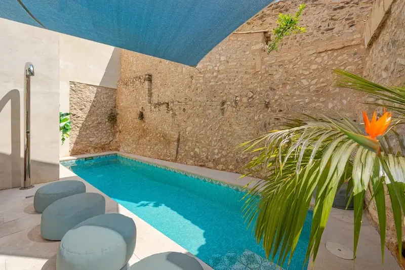 Situated in the heart of the charming historic center of Pollensa, this beautifully renovated townhouse perfectly combines character — photo 1