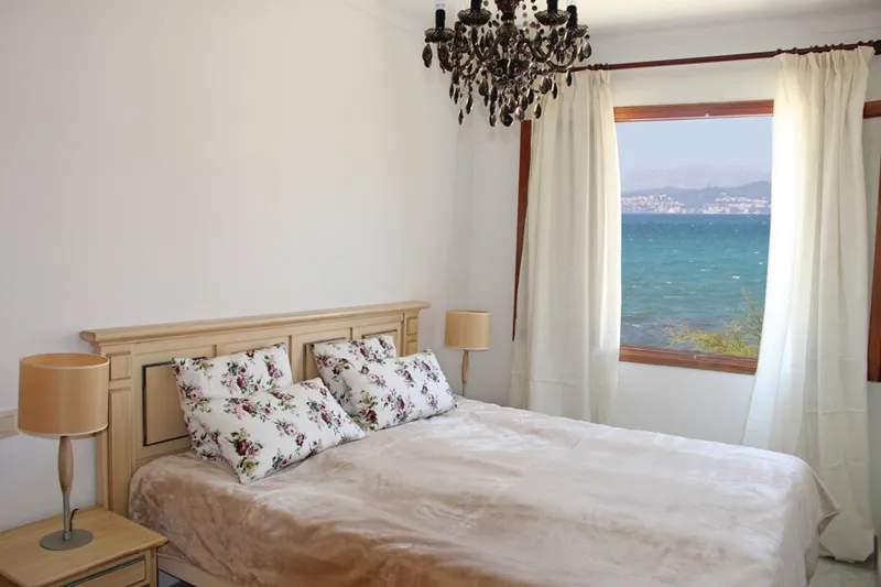 Spacious Detached House in Second Line of Beach with Holiday Licence, Local Licence and Lots of Possibilities! — photo 2