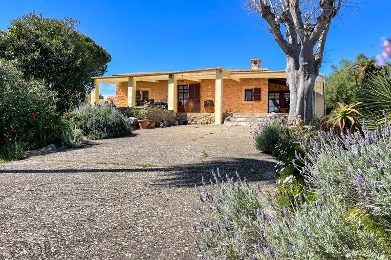 Attractive finca with guest apartment, garden idyll and distant views in a quiet location — photo 1