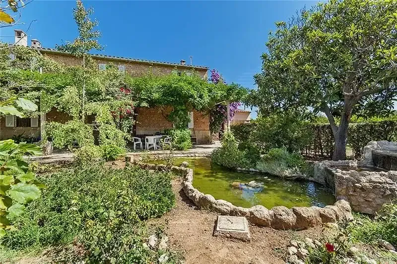 Rustic estate on plot of approx. 21,000 m2, 400 m2 built house on 2 floors, 3 living rooms, 20 m2 dining room, 20 m2 furnished kitchen — photo 1