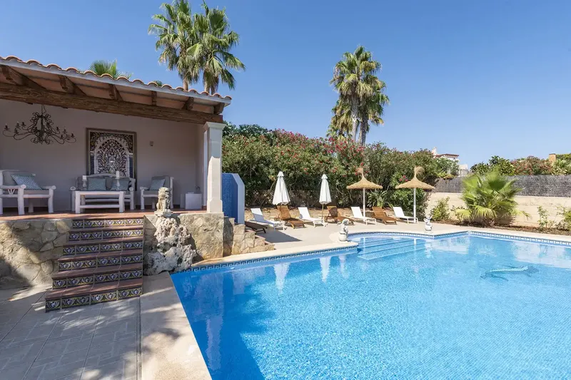 This beautiful villa in Cala Pi with Versace-style elements and a constructed area of approx. 490 m2 offers sea views over a gr — photo 4
