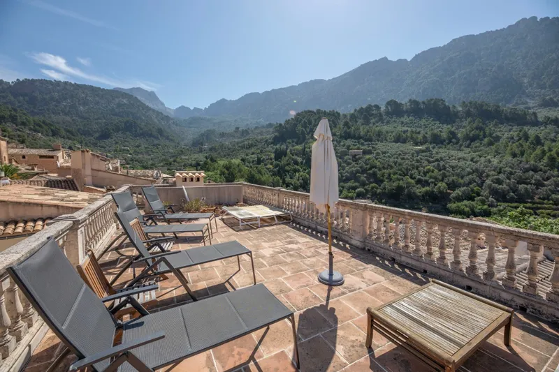 Stylish apartment in Moorish townhouse in the centre of Fornalutx for long-term rent — photo 1