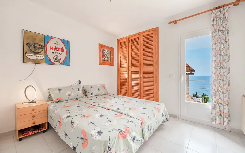 En primera línea de mar presentamos esta encantadora villa de estilo mediterráneo en Cala Pi. La fabulosa propiedad con vistas panorámicas d — photo 12
