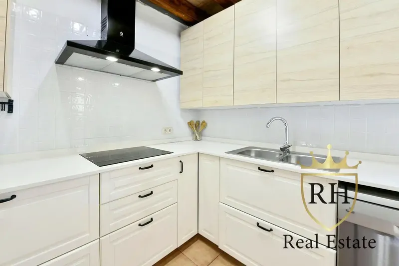 This property, dating from 1900, located 200 m from the Town Hall square, stands out for its Majorcan character, corner location and its excellent — photo 12