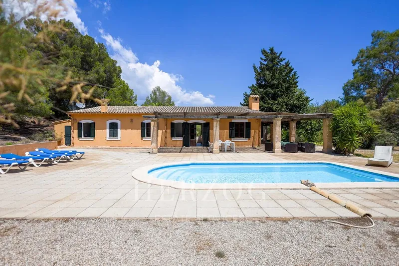 Rustic finca with vacation license on 26,700 m² of land near Paguera — photo 1