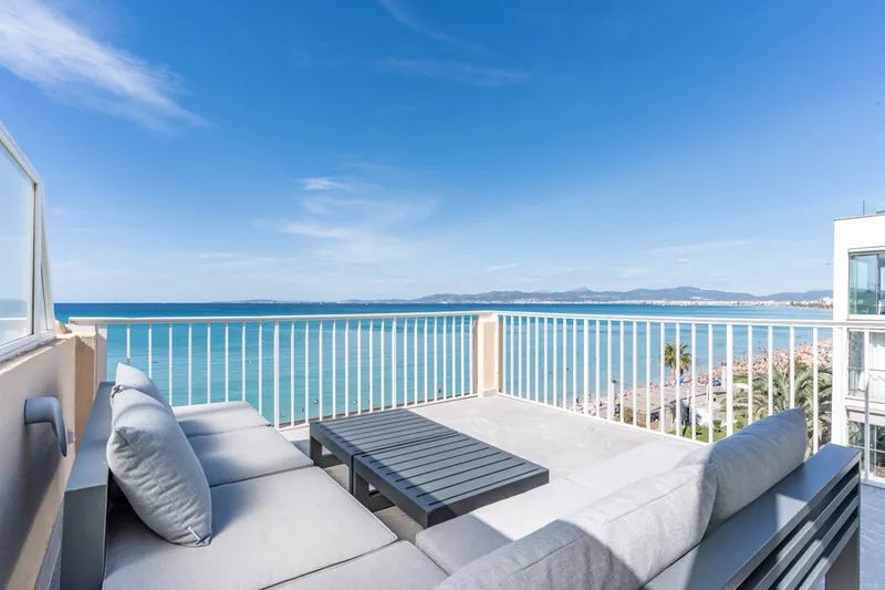 Amazing First Line Luxury Four-Bedroom Penthouse with Sea Views and Fantastic Terrace — photo 1