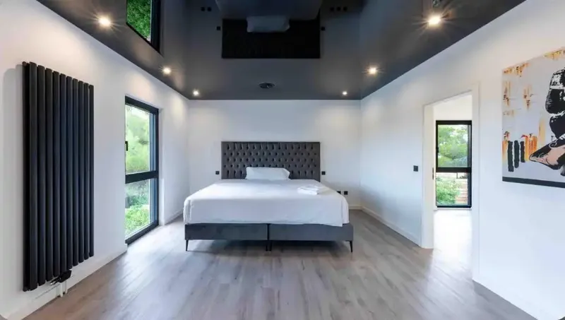 In one of the most coveted residential areas of southwest Mallorca, this exceptional villa awaits you with its successful combination of p — photo 5