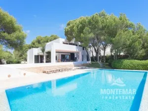 Villa on the first sea line of Cala D'Or with holiday rental license and large pool for sale — photo 1