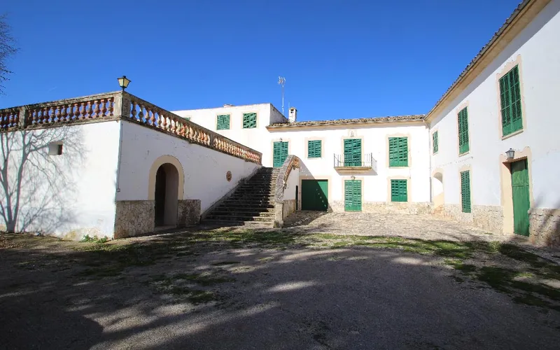 Finca with 28 hectares and 6500 m² built, 10 minutes from the beach of Muro. — photo 1