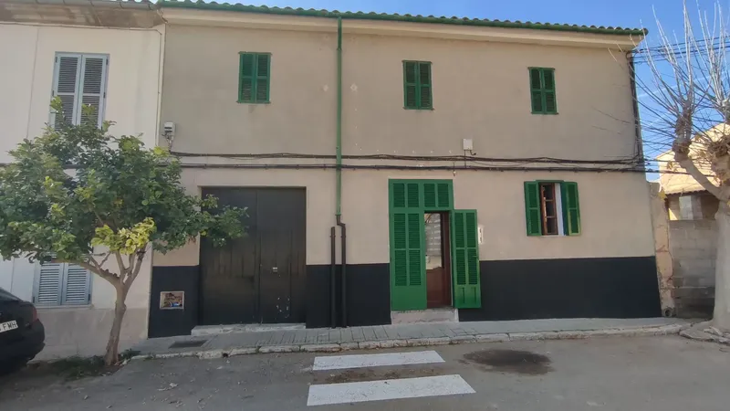 Charming Mallorcan-style house for sale in Vilafranca de Bonany, Rocaberti street. The property is located on a 291 m2 urban plot and — photo 1