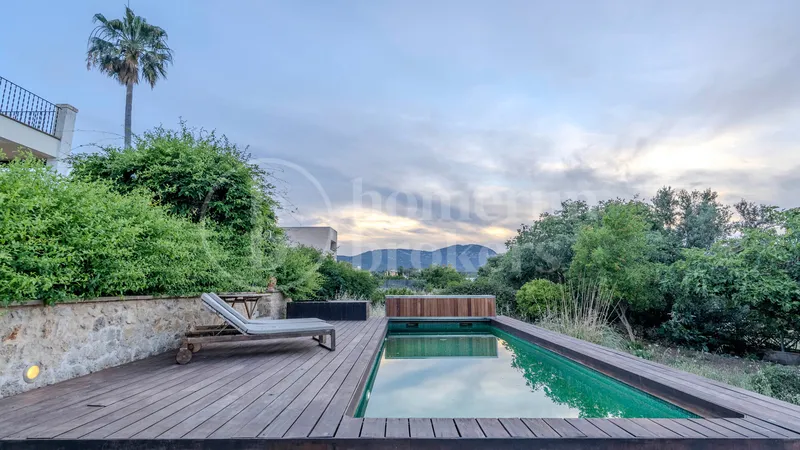 Refined Garden Oasis in Establiments — photo 1