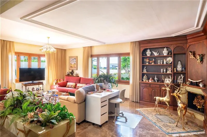 Detached villa with swimming pool on a plot of approx. 859 m² — photo 4