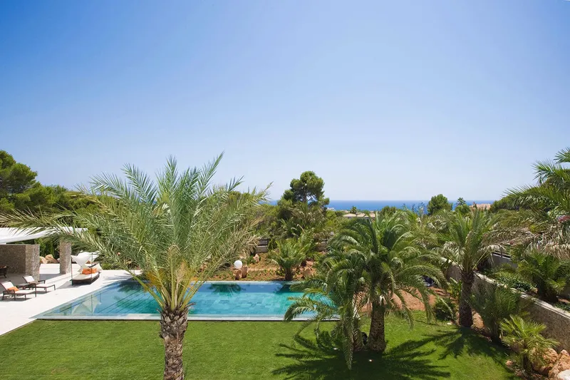 Impressive luxury villa near the harbor and golf course — photo 3