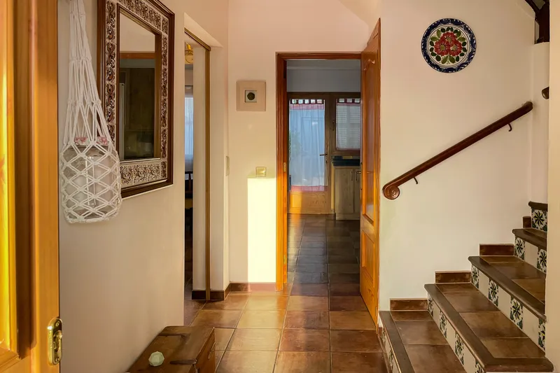 Spacious house with 4 bedrooms, patio, pool and separate apartment — photo 5