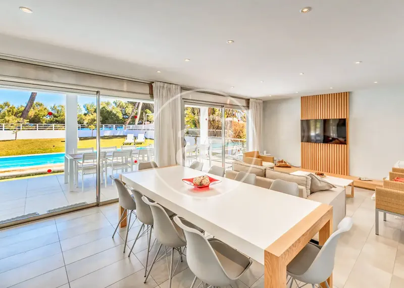 This 470 m² beachfront house in Puerto de Alcudia is a wonderful place to enjoy relaxing holidays by the sea — photo 2