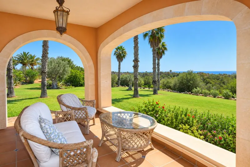 Spacious and bright Mediterranean-style country house, featuring pleasant terraces, [...] — photo 8