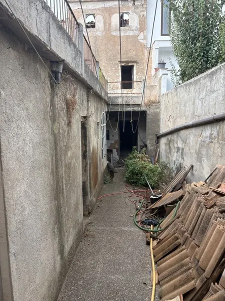CASA DE 1835 EN CENTRO PUEBLO- GRAN POTENCIAL DE REHABILITACION — photo 3