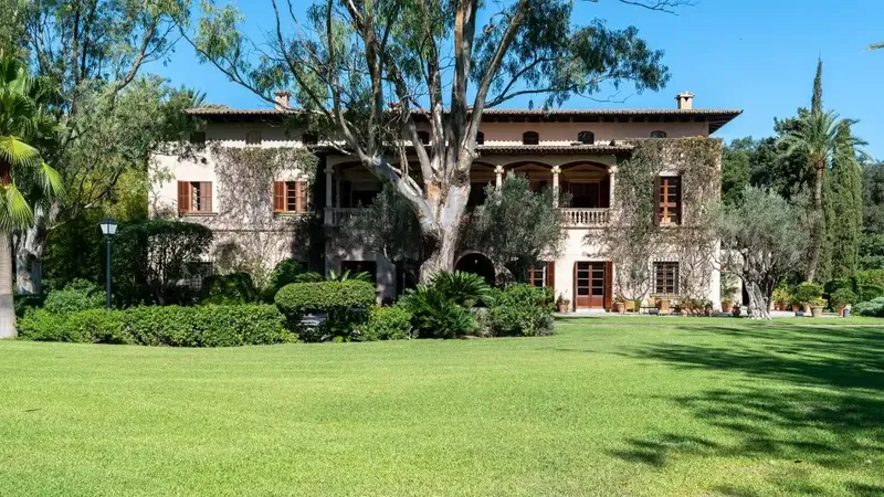 This spectacular property, of noble and authentic character, is located in a quiet valley of the Sierra de Tramuntana, a short distance — photo 8