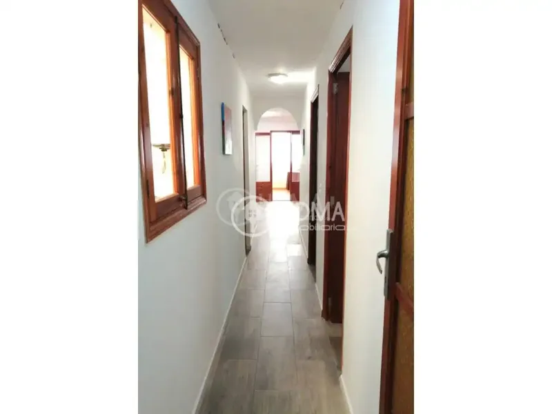 Discover this wonderful 418 m² townhouse in the quiet area of Ses Cadenes. It is distributed over three floors, ideal for a large family or investors seeking immediate profitability and expansion potential. — photo 3