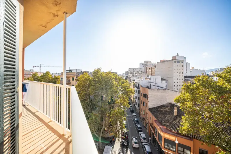 This flat in Palma, located in the quiet area of Arxiduc, stands out for its brightness and functional layout. With 114 m² of usable space, it offers — photo 1