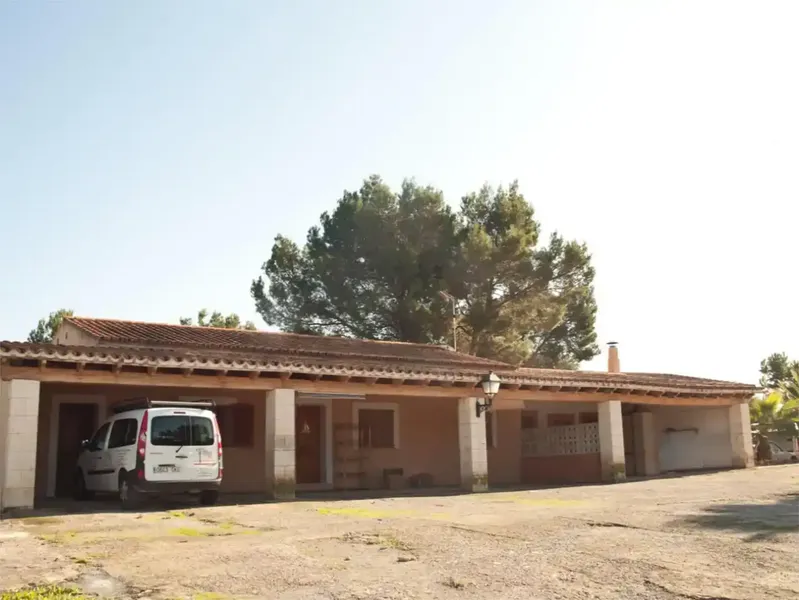 Finca de 17300m2 de terreno con diversas edificaciones, casa principal de unos 180m2 mas terrazas y 800m2 en varias naves. — photo 4