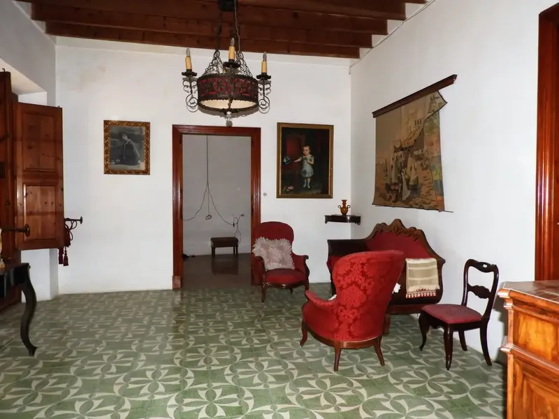 Three-storey Mallorcan manor house on a corner in Felanitx. It has several living rooms, 8 bedrooms, 2 bathrooms, kitchen. — photo 2