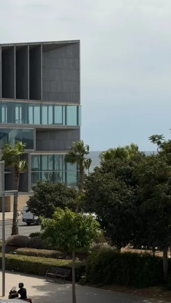 Palma apartment steps from the beach with cathedral & sea views — photo 12