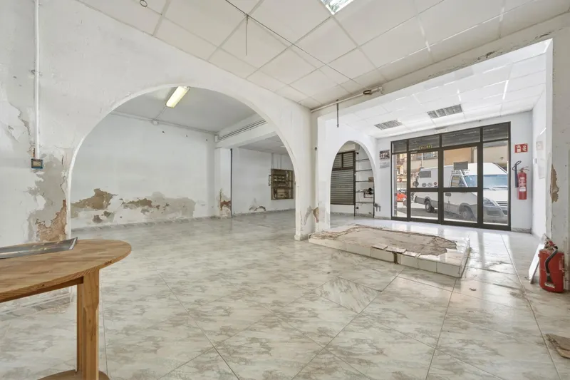 Commercial premises with large frontage, patio and multiple possibilities in Palma — photo 9