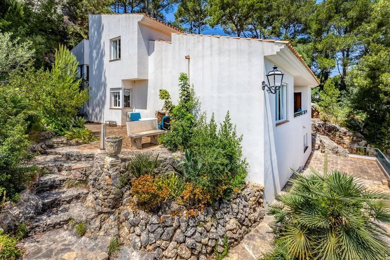 Exclusive: Family villa with sea views in the coveted Puerto de Pollensa — photo 3