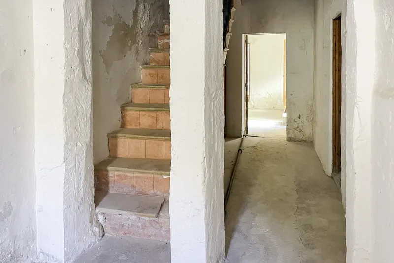 Renovation Project – Three Townhouses with Versatile Potential, Central Location and Views — photo 12