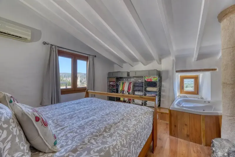 Situada en el pintoresco pueblo de Calvià, esta singular vivienda de estilo rústico se encuentra a un breve paseo del centro del pueblo, don — photo 5